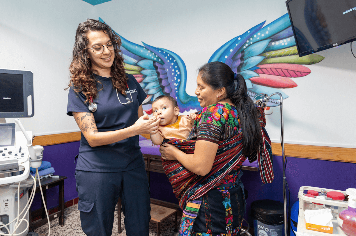 Equipo de médicos en uniforme en el Hospital Privado MediFam de Sololá, incluyendo especialistas en pediatría y cirugía general.